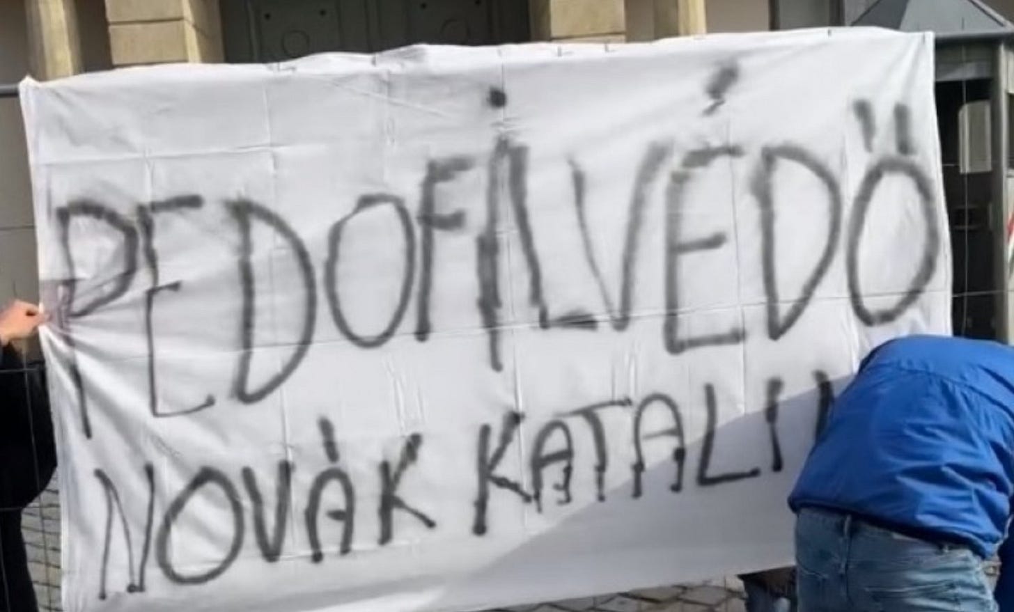 Elkordonozta a Momentum a Sándor-palotát, „pedofilvédő Novák Katalin”  molinó lóg az államfő hivatala előtt
