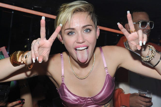 Miley Cyrus takes over Gwen Stefani's 'Voice' Chair 2016 gossip Miley Cyrus takes over Gwen Stefani's 'Voice' Chair 2016 gossip