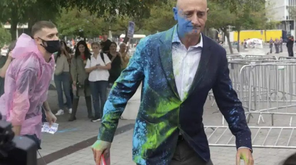 Un centenar de activistas por la vivienda atacan a los visitantes de la feria The District en Barcelona. Quique García/EFE Un centenar de activistas por la vivienda atacan a los visitantes de la feria The District en Barcelona. Quique García/EFE
