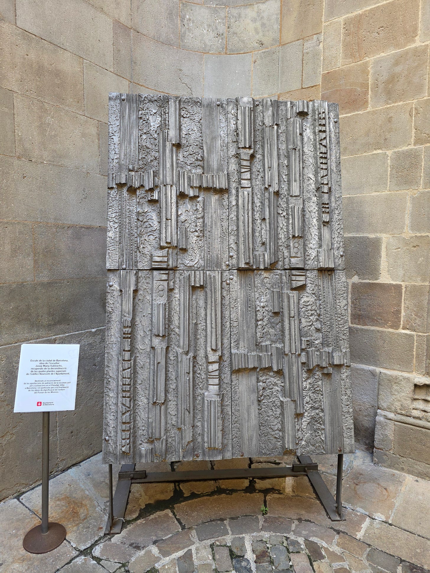 Escudo de Barcelona esculpido en piedra por Josep Subirachs en el interior del Ayuntamiento de Barcelona