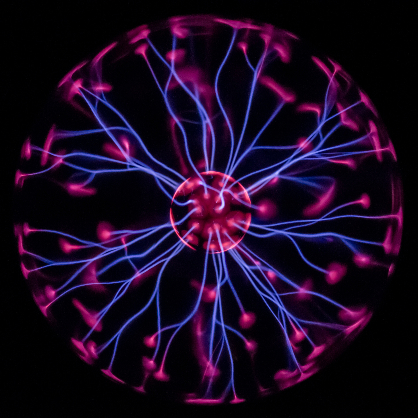 https://upload.wikimedia.org/wikipedia/commons/4/46/Plasma_globe_60th.jpg https://upload.wikimedia.org/wikipedia/commons/4/46/Plasma_globe_60th.jpg