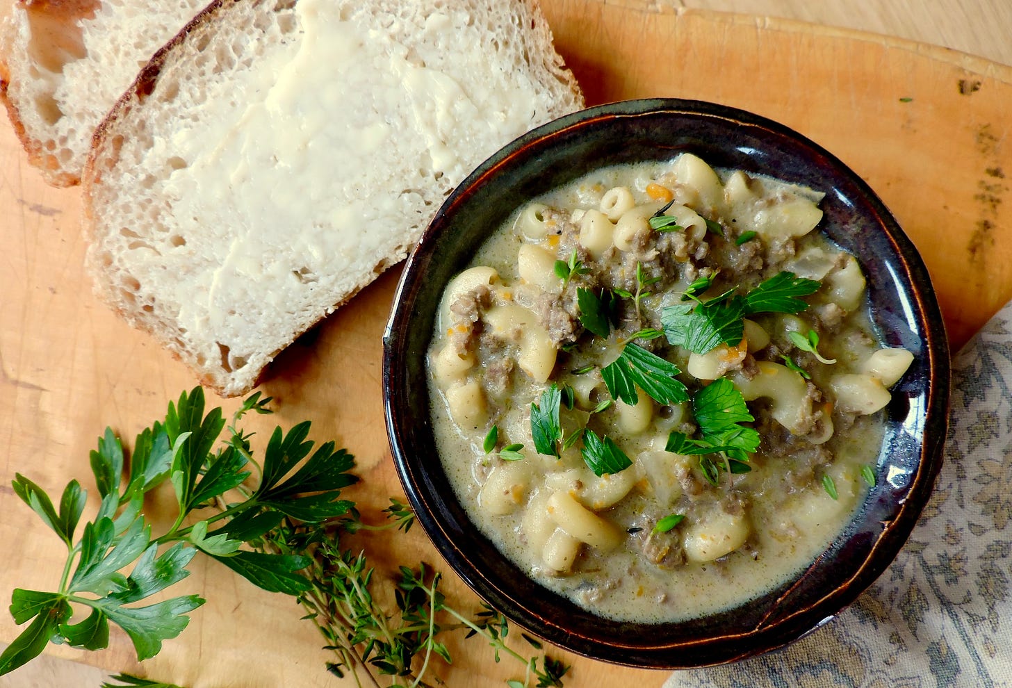  I took this picture straight from the pot, seconds after finishing cooking. Let it sit even just a few minutes more, and it thickens, becoming less soupy. 