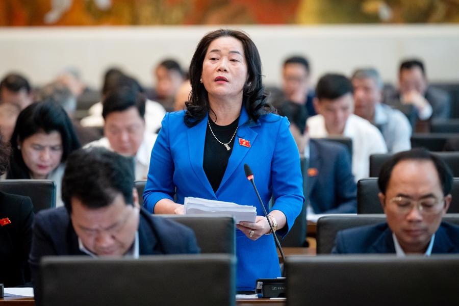 Đại biểu Lê Thị Thanh Lam, đoàn Hậu Giang: Cần nghiên cứu giảm thời hạn thẩm định, nhằm rút gọn trình tự, thủ tục và thời gian, tạo điều kiện thuận lợi cho doanh nghiệp sớm đưa hàng hóa ra thị trường. Đại biểu Lê Thị Thanh Lam, đoàn Hậu Giang: Cần nghiên cứu giảm thời hạn thẩm định, nhằm rút gọn trình tự, thủ tục và thời gian, tạo điều kiện thuận lợi cho doanh nghiệp sớm đưa hàng hóa ra thị trường.
