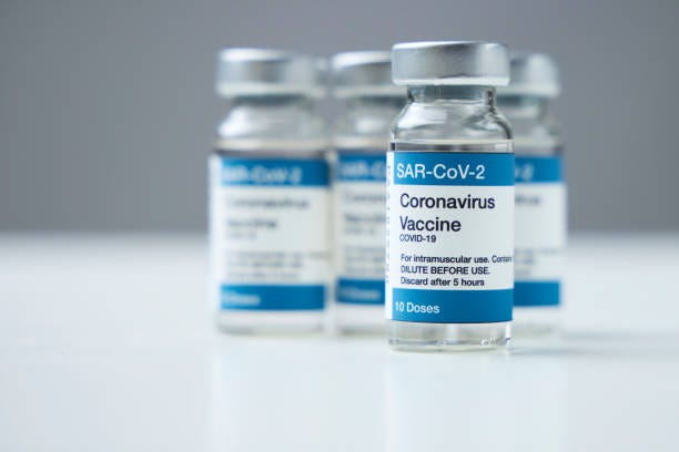 covid-19 vaccin injektionsflaska - covid vaccines bildbanksfoton och bilder