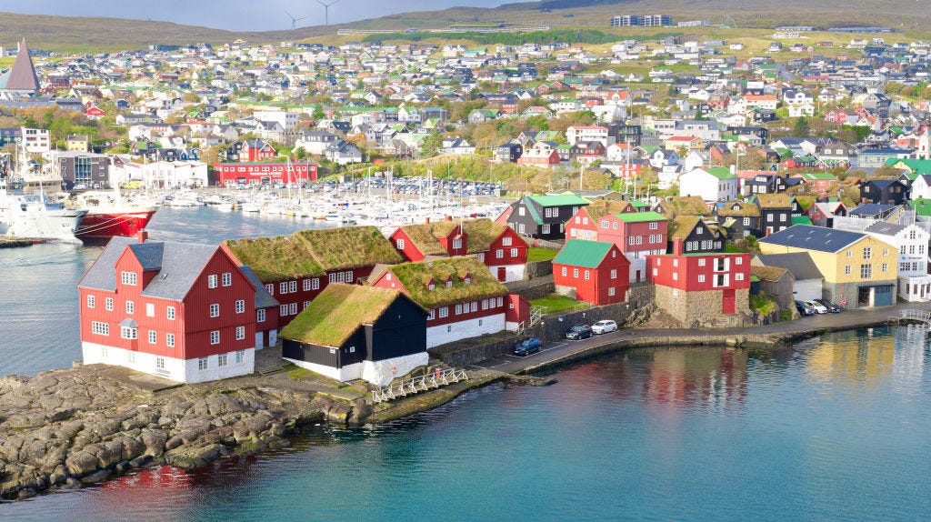 Tinganes og miðbærin í Þórshöfn. Landsstjórnin nýtir rauðu húsin á nesinu en þing Færeyinga hefur aðsetur annars staðar. Tinganes og miðbærin í Þórshöfn. Landsstjórnin nýtir rauðu húsin á nesinu en þing Færeyinga hefur aðsetur annars staðar.