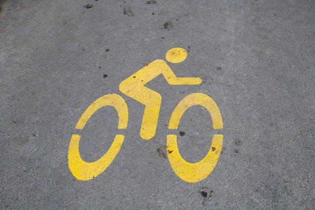 Pictogramme vélo jauen au sol