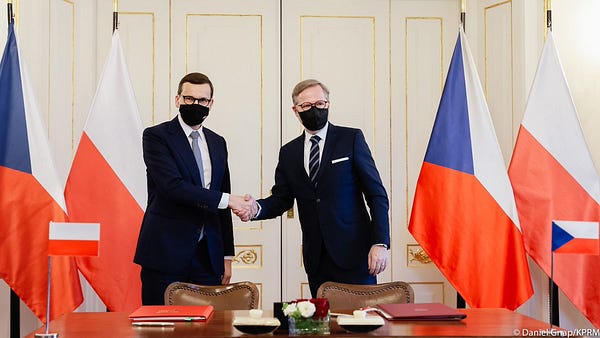 Premier Polski i premier Czech podają sobie ręce po podpisaniu umowy.
