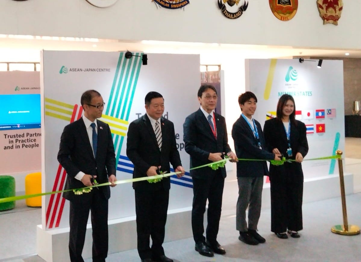 A ribbon-cutting ceremony marks the opening of the ASEAN-Japan Centre’s 45th anniversary exhibition at the ASEAN Secretariat in Jakarta. The exhibition showcases the evolution of ASEAN-Japan cooperation from trade and investment towards broader people-to-people exchanges, youth engagement, sustainability initiatives and regional collaboration.