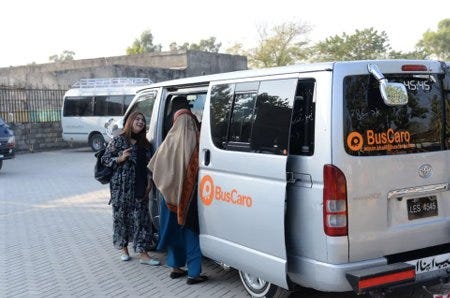 Un minivan de la compagnie BusCaro Un minivan de la compagnie BusCaro