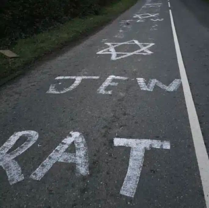 A road with white chalk on it

AI-generated content may be incorrect.