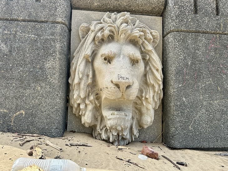 A stone lion at Vauxhall near the mi6 building