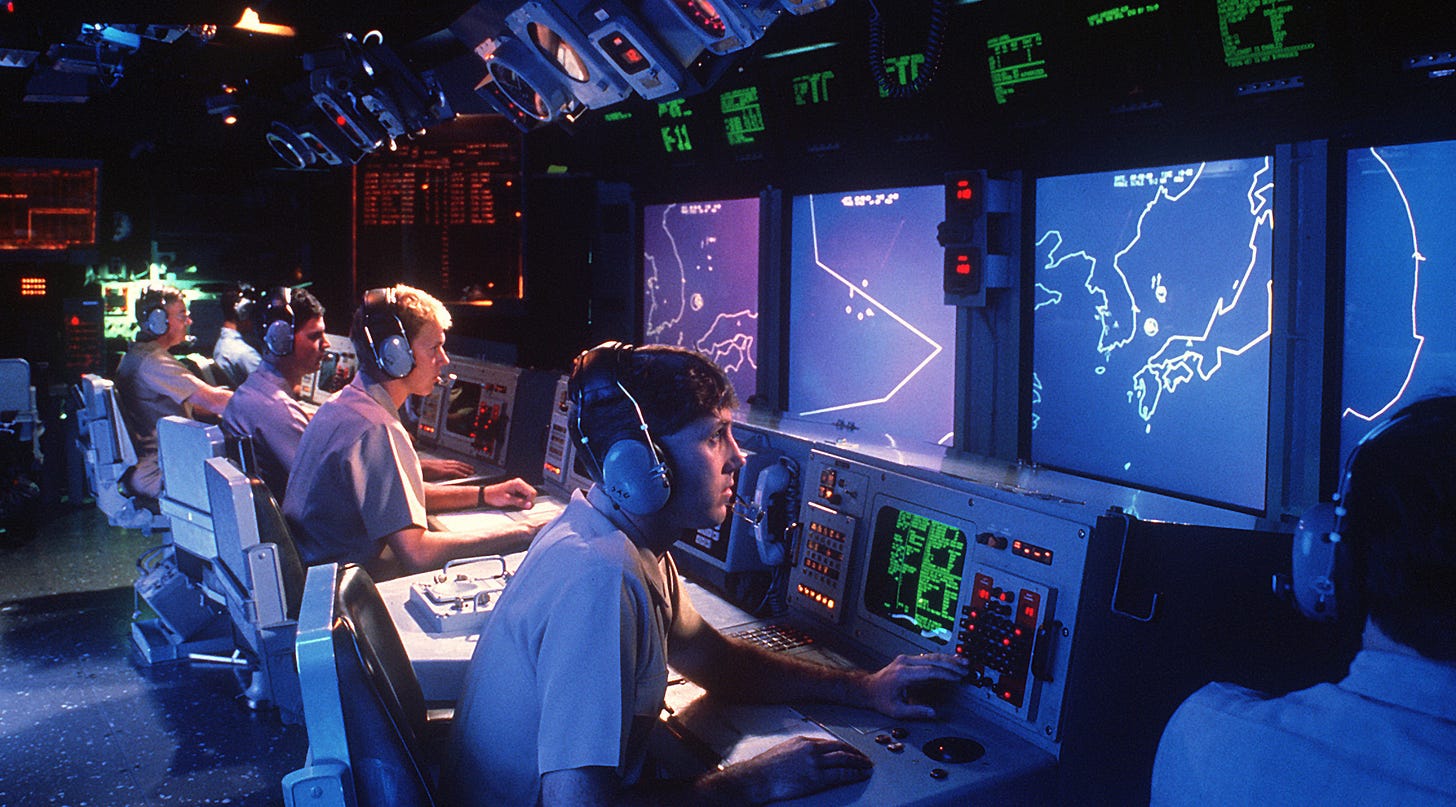 https://upload.wikimedia.org/wikipedia/commons/8/81/USS_Vincennes_%28CG-49%29_Aegis_large_screen_displays.jpg
