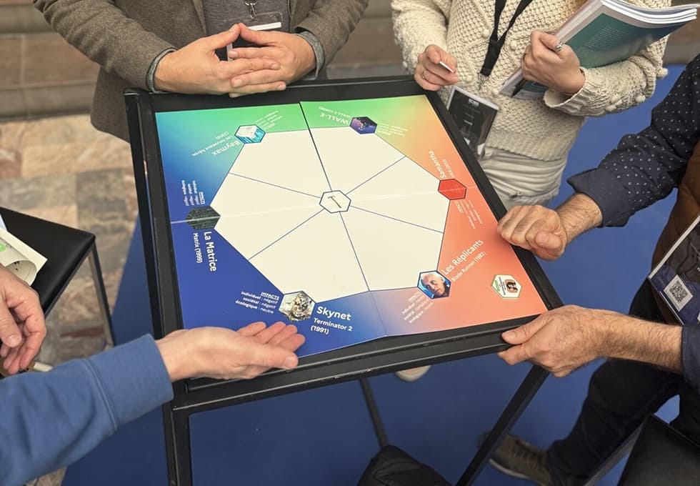 Séance de démonstration du jeu des imaginaires de l'IA : plateau de jeu et mains des joueurs.