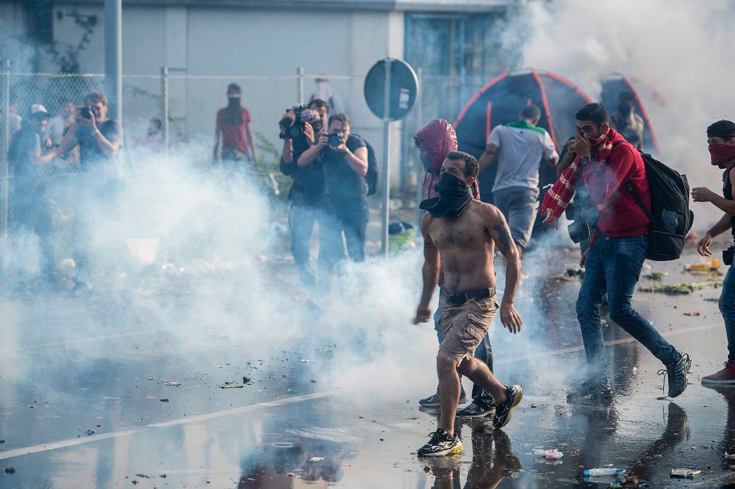 https://hungarianfreepress.com/wp-content/uploads/2015/09/roszke-refugee-crisis.jpg