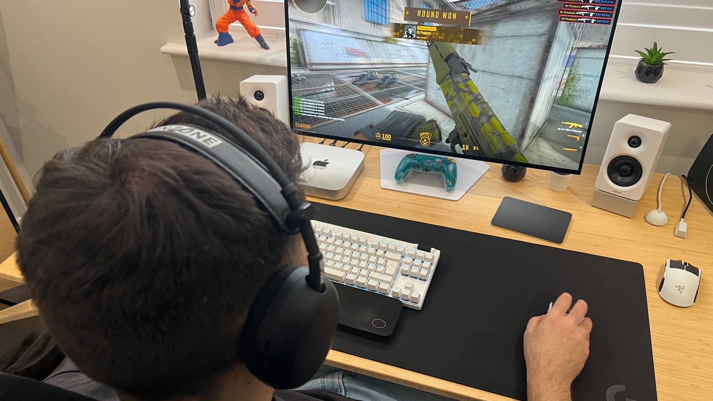 Sony Inzon H9 II playing Counter-Strike 2