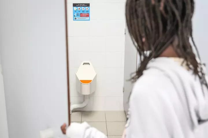 Toilettes sèches et urinoirs installés dans un collège du Pays basque Toilettes sèches et urinoirs installés dans un collège du Pays basque