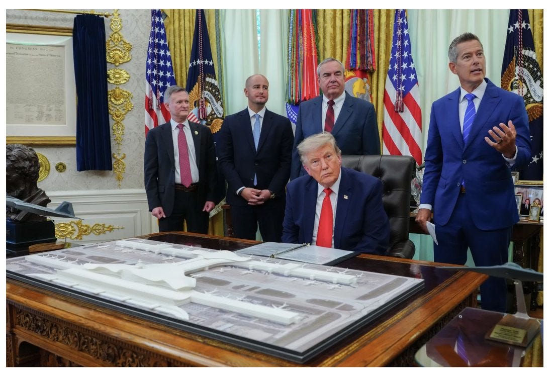 Trump no Salão Oval da Casa Branca, na quarta, dia em que prometeu revidar o ataque do Irã (Aaron Schwartz/CNP/Bloomberg)