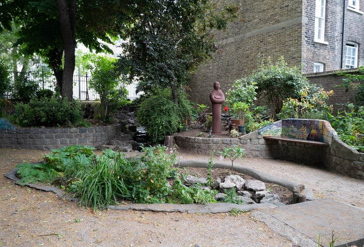 The new statues in a garden