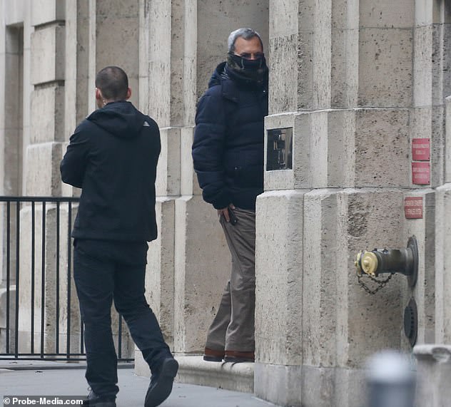 Netanyahu challenger Ehud Barak hides his face as he enters entering Jeffrey Epstein's mansion | Daily Mail Online
