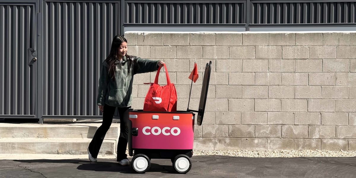 DoorDash Dots robots on Phoenix streets