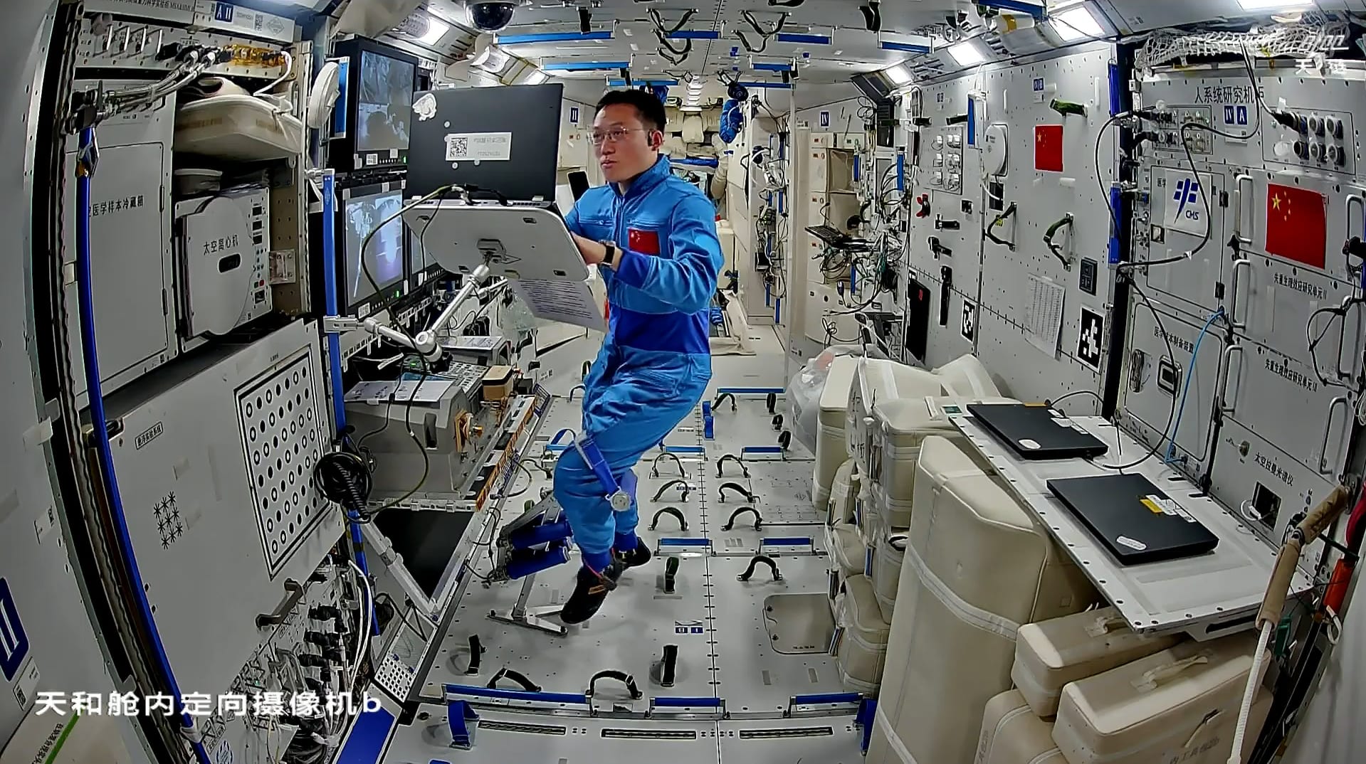 Zhang Hongzhang all'interno del modulo Tianhe, il 9 novembre 2025. 