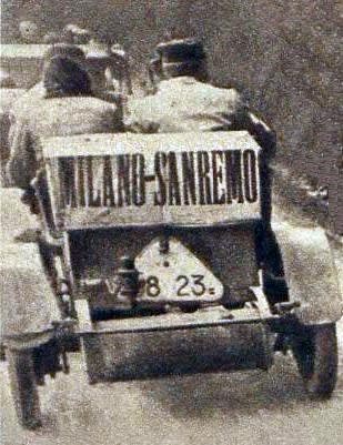 Vetture al seguito della Milano Sanremo nel 1912 [Wikimedia Commons]