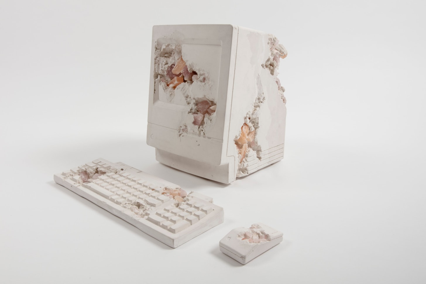 Rose Quartz Eroded Desktop Computer par Daniel Arsham sur artnet