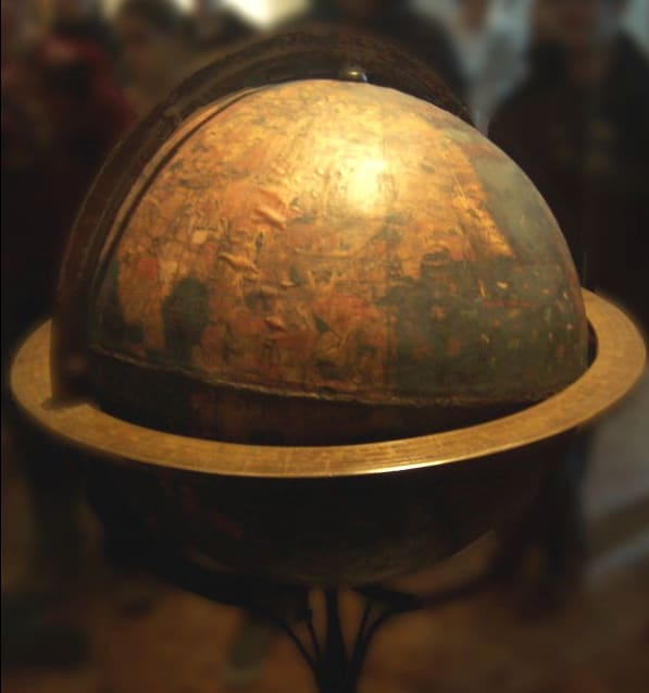 A globe on a stand

AI-generated content may be incorrect.