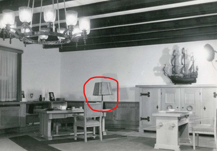 A room with a lamp and a table

AI-generated content may be incorrect.