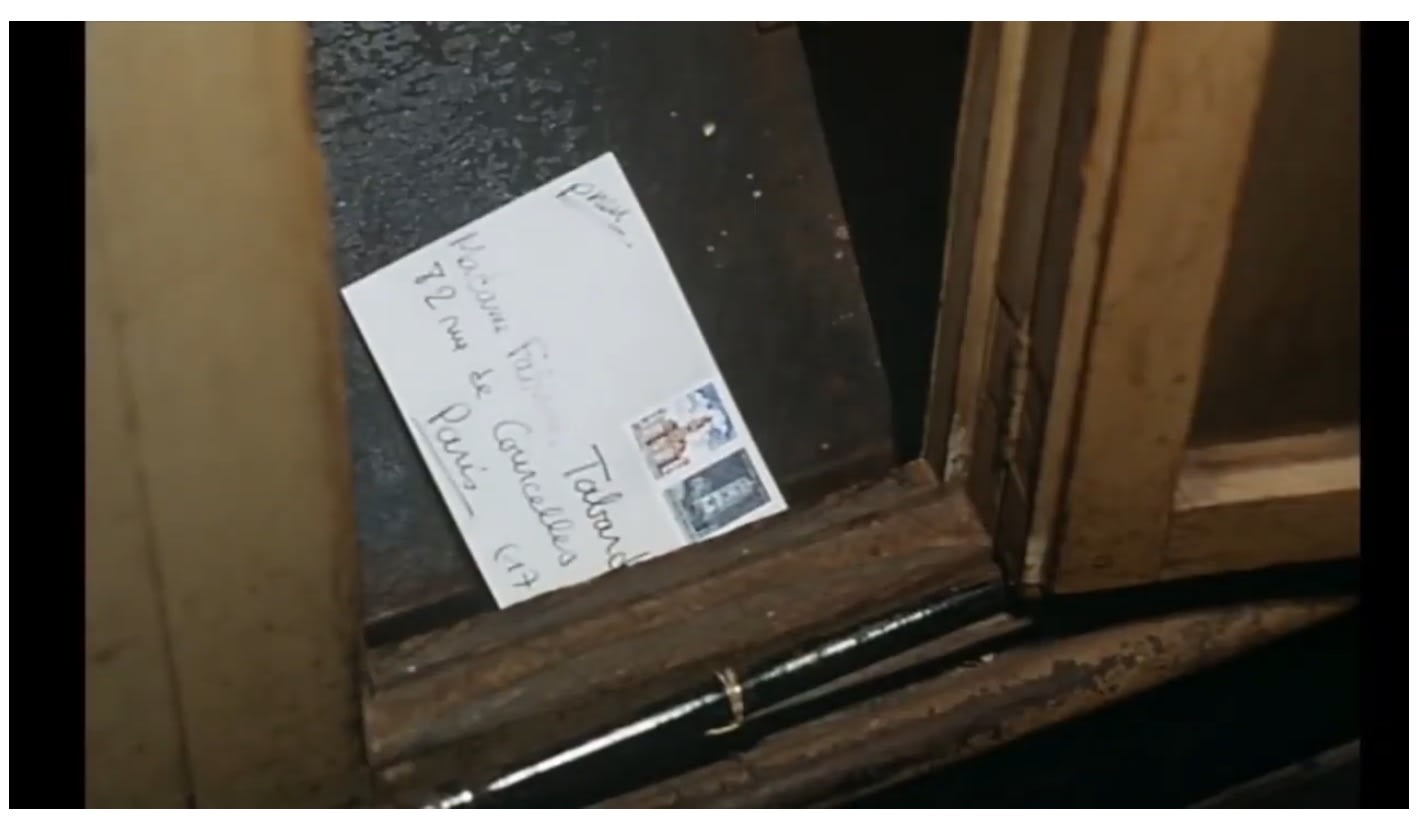 Courrier pneumatique, dans le film Baisers volés de François Truffaut.