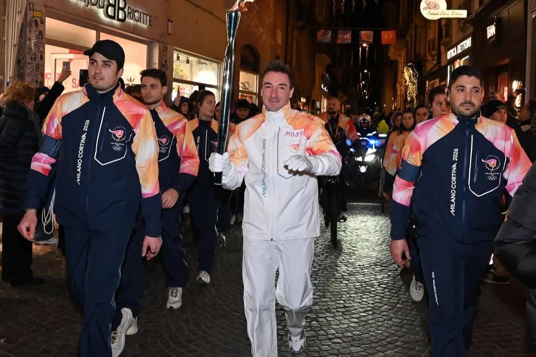 Elia Viviani tedoforo per Milano Cortina 2026 ©Milano Cortina 2026