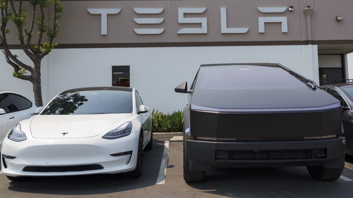 SAN DIEGO, CALIFORNIA - AUGUST 2: Tesla electric vehicles are parked at a Tesla service center on August 2, 2025 in San Diego, California. (Photo by Kevin Carter/Getty Images)
