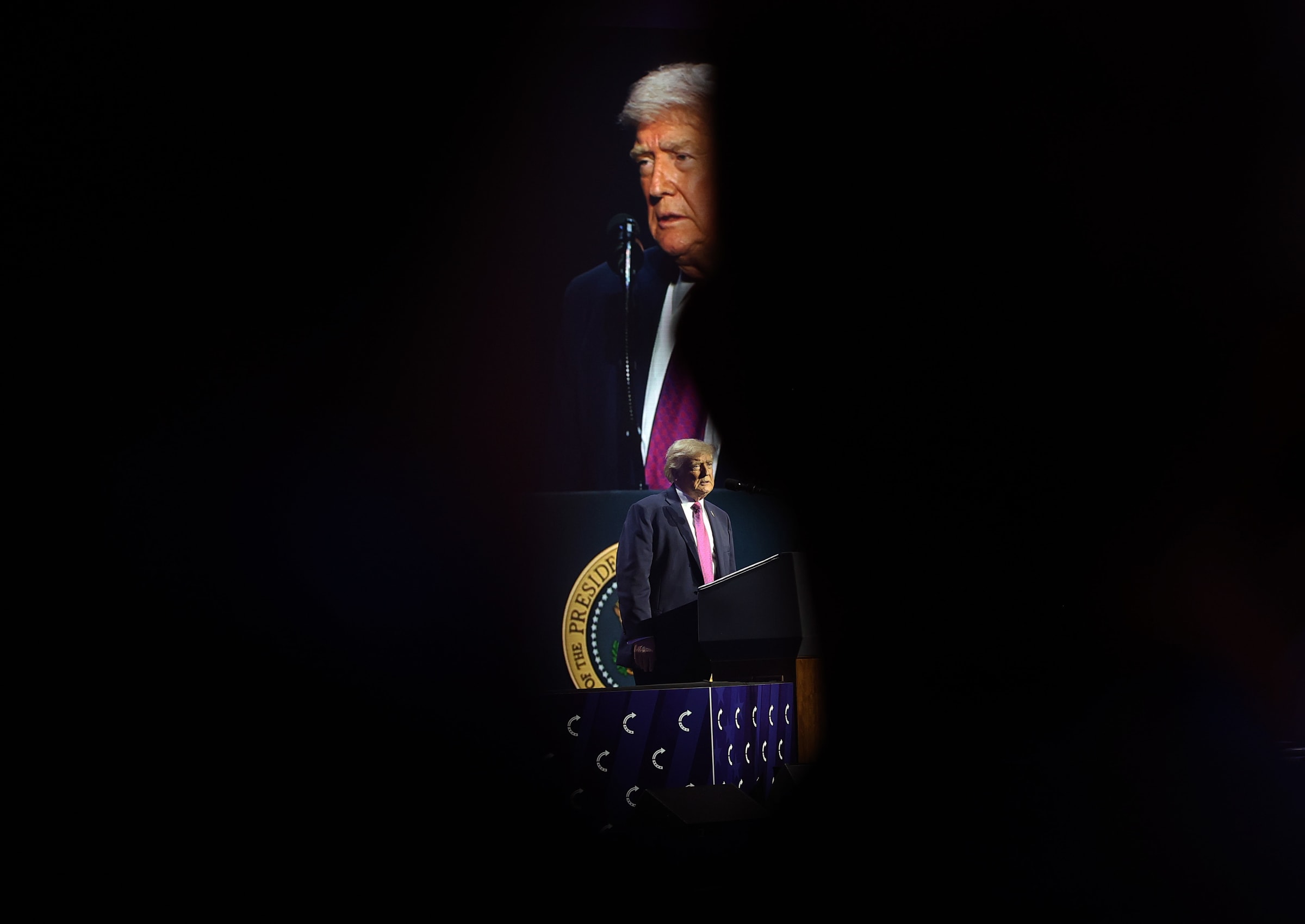 ईरान का कहना है कि ट्रम्प के अनियमित व्यवहार के कारण बातचीत में बाधा आ सकती है, यदि युद्ध फिर से शुरू हुआ तो अमेरिका को “काफी अधिक लागत” की चेतावनी दी गई।