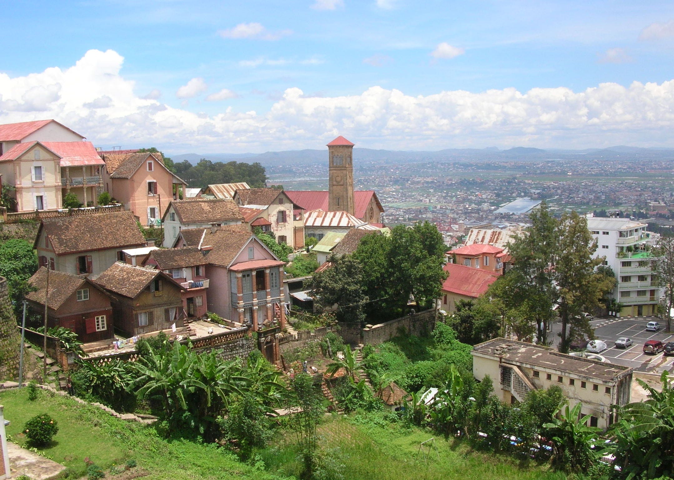 EarthStuff - Sacred Sites As Refuges For Native Plant Diversity In An Urbanized Tropical Landscape [Madagascar]