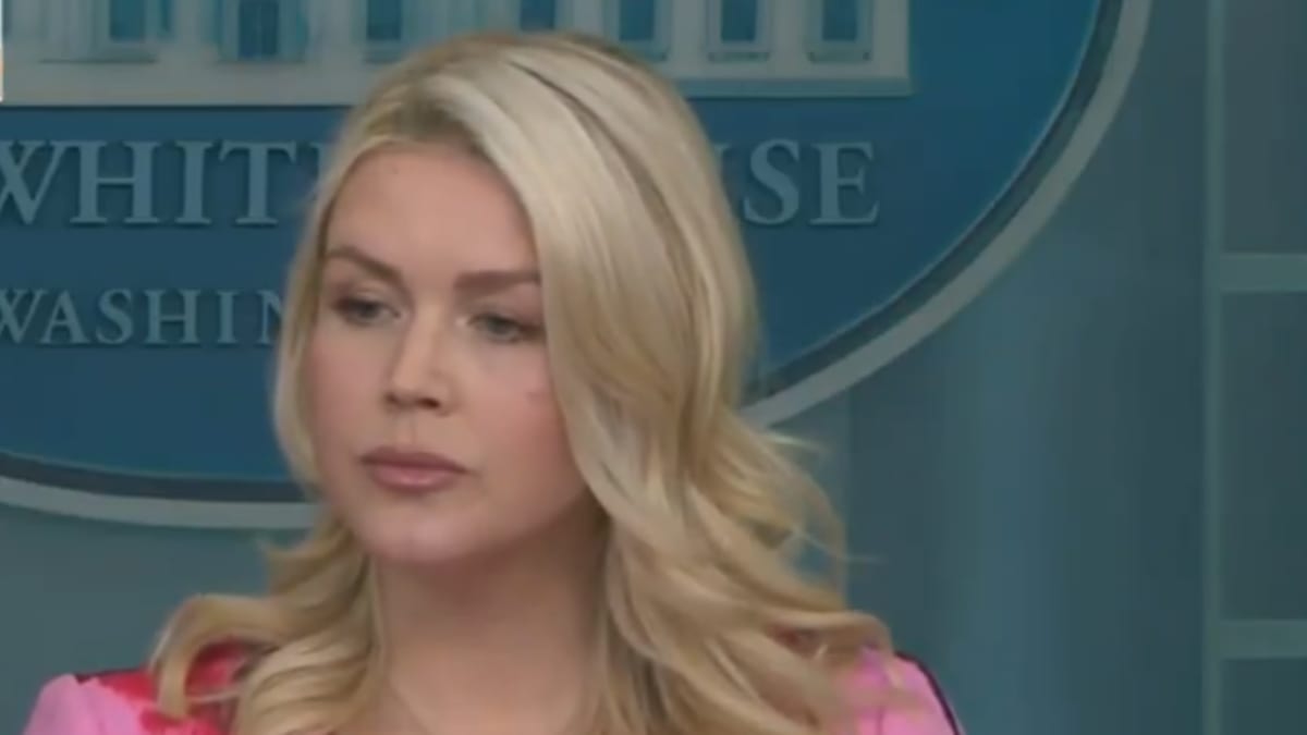 Karoline Leavitt vient de se préparer à faire face à des accusations de crimes de guerre