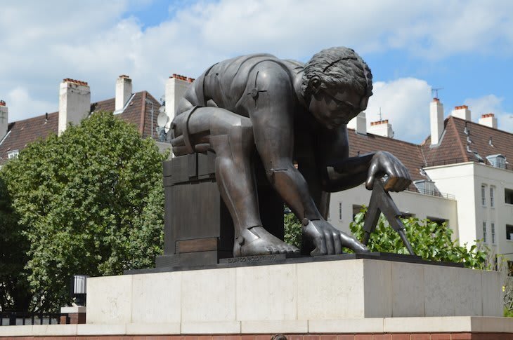 Isaac Newton statue at the British Library