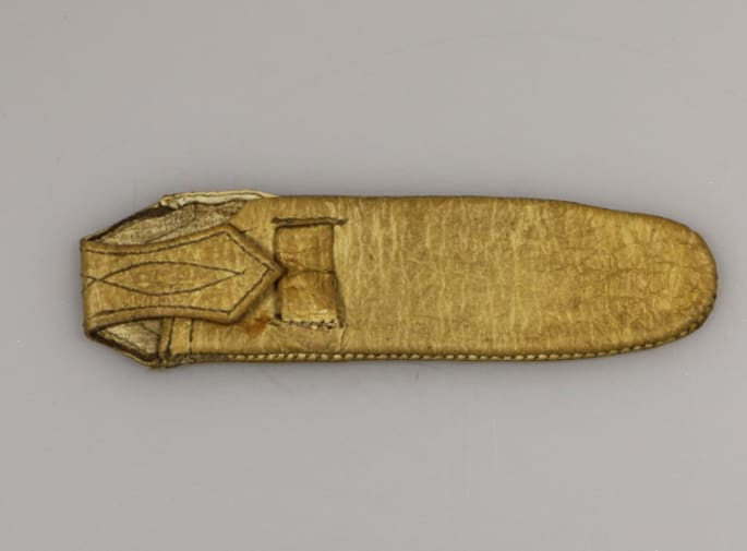 A brown leather sheath with a handle

AI-generated content may be incorrect.