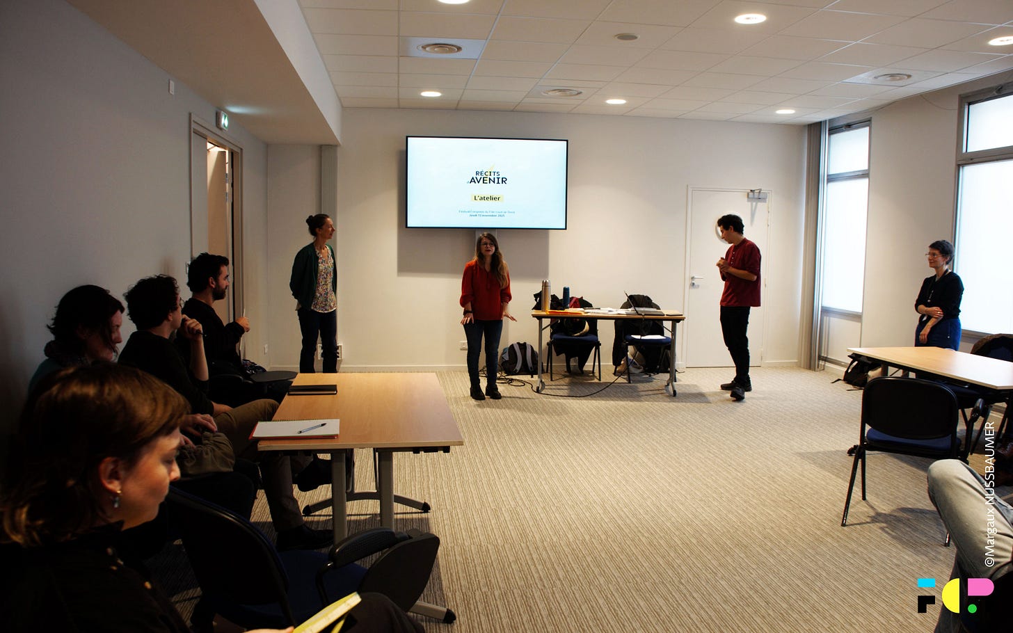 Participant·e écrivant pendant l’atelier Récits d’avenir