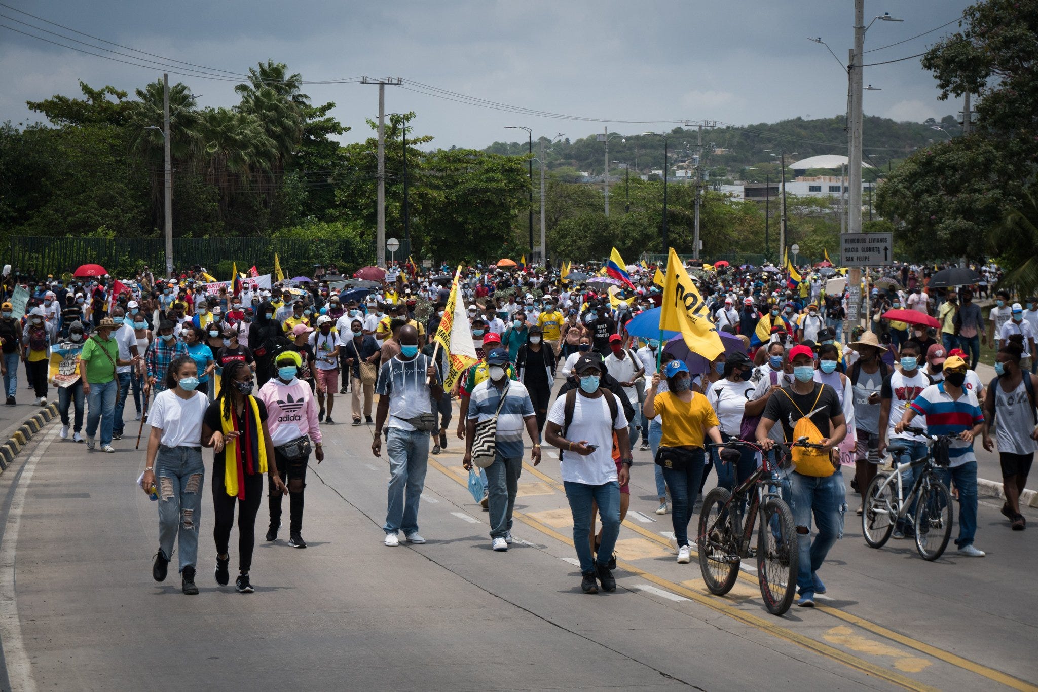 Brasil leva pressão, toma virada da Colômbia e perde mais uma nas