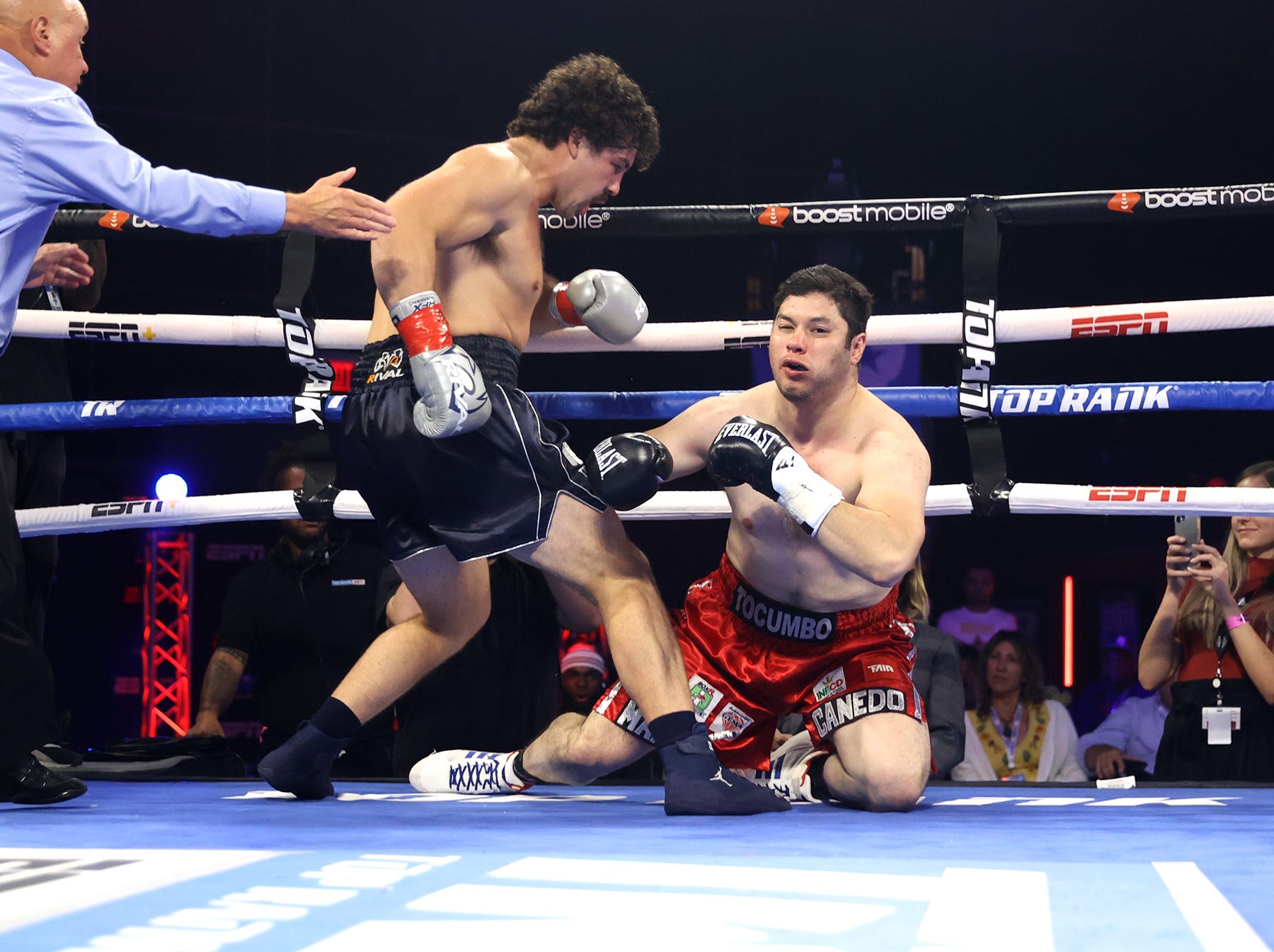 Tulare's Richard Torrez Jr. signs with Top Rank Boxing