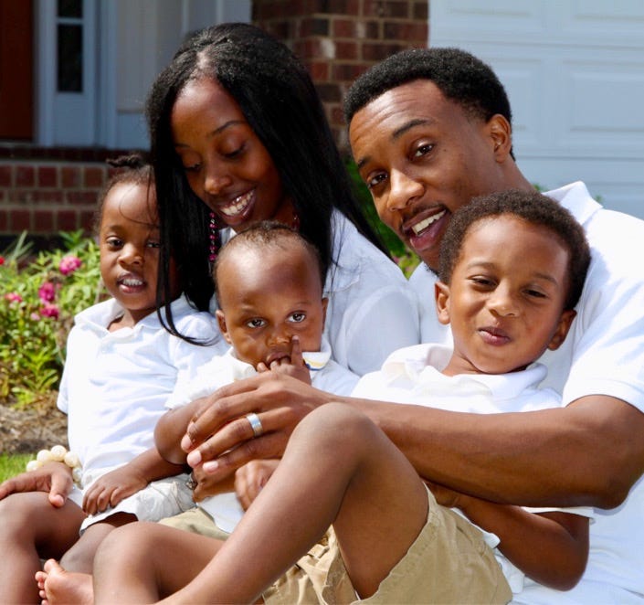 Темнокожая семья. Семейство негров. Семья негров. Счастливая семья негров. Большая семья афроамериканцев.