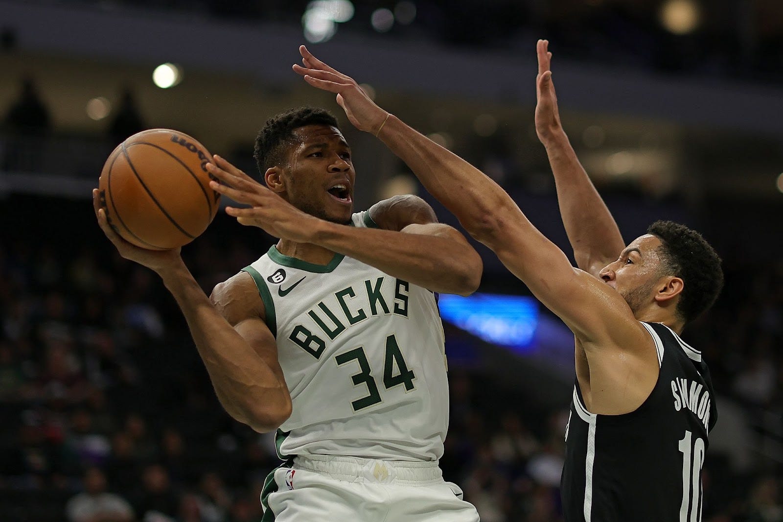 Ben Simmons and Giannis Antetokounmpo dunk on each other as