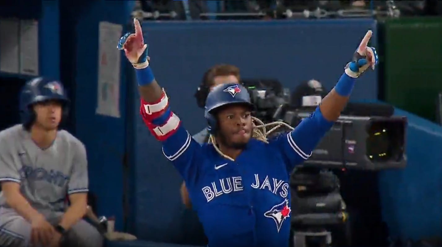 Hilarious moment on the Blue Jays broadcast as Alejandro Kirk