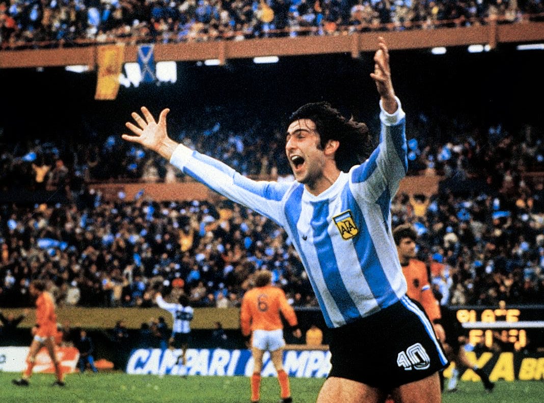 Mario Kempes joins Diego Maradona in offering to coach Argentina