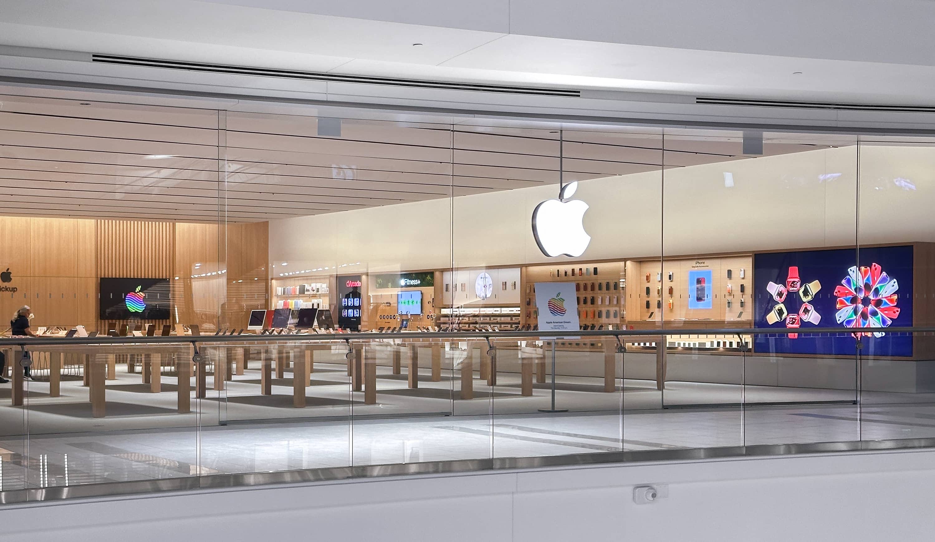 The Mall at Bay Plaza - Apple Store - Apple