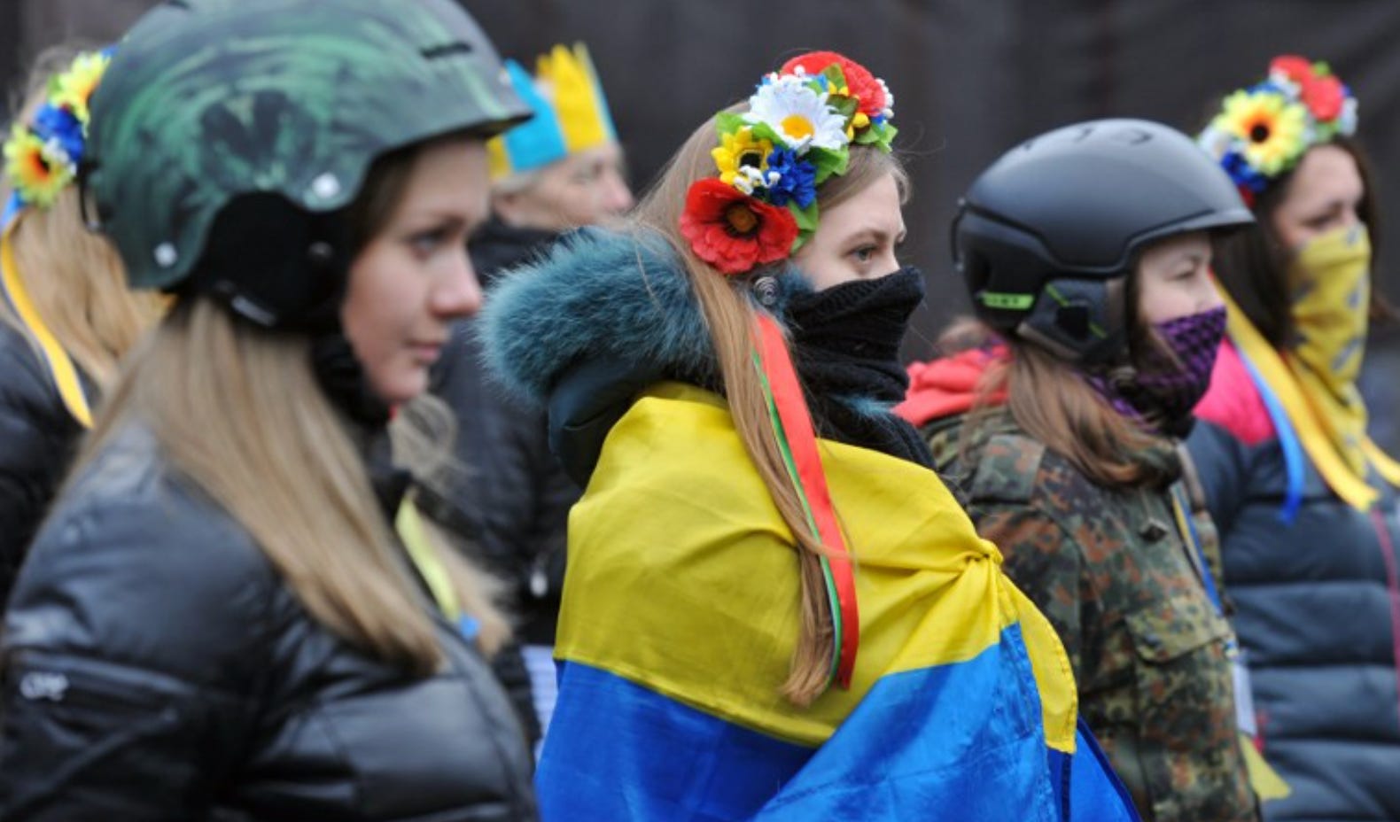Майдан девушки. Девушки на Майдане. Флаг Украины Майдан. Девушка с украинским флагом. Украинские националистки девушки.
