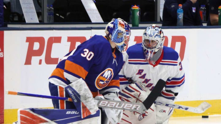 WATCH: Jets OL Dan Feeney chugs beer at New York Islanders game