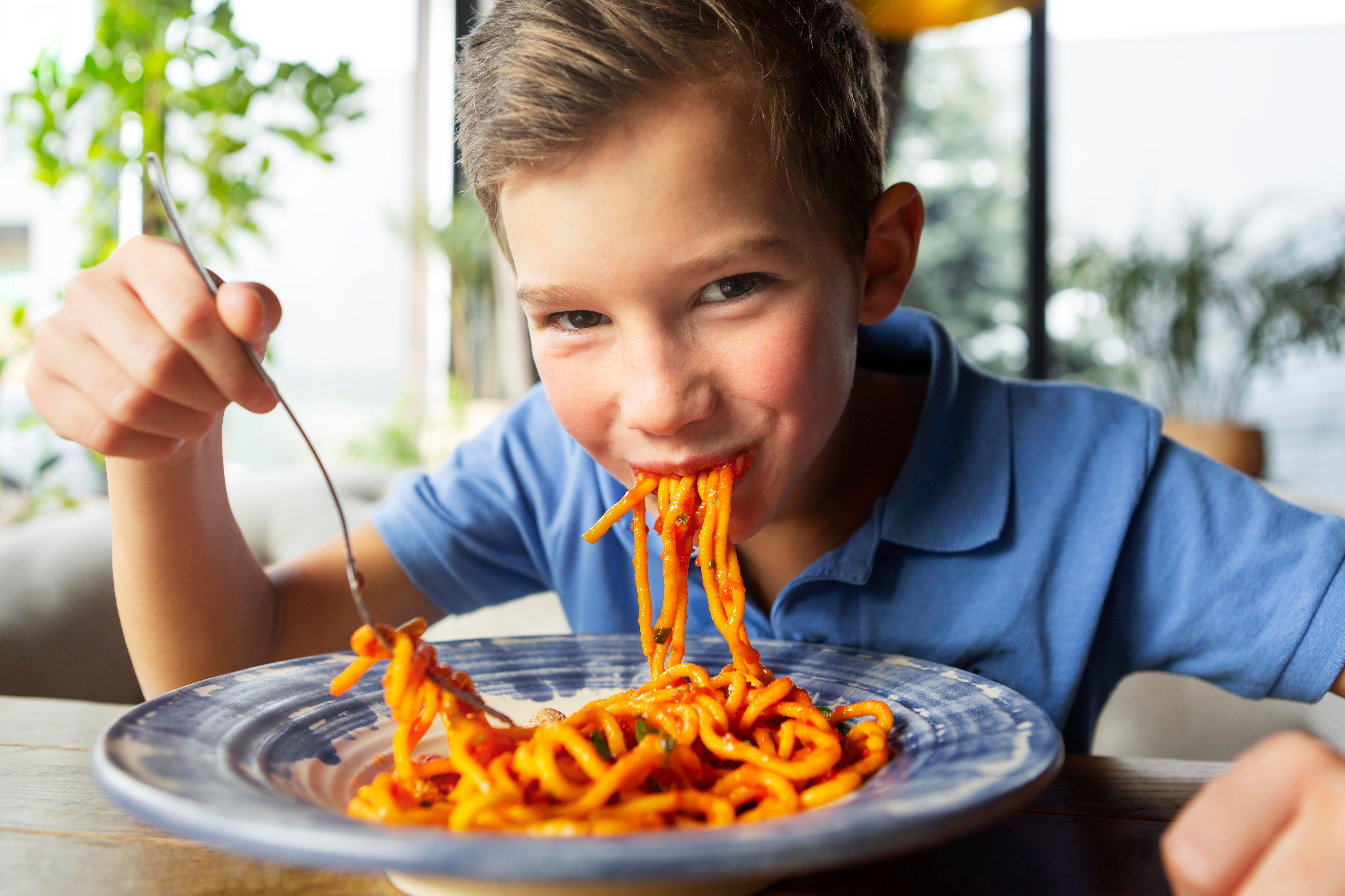 Голодный малыш. Мальчик ест макароны. 1 Мальчик ест макароны. Мальчик ест спагетти картина.