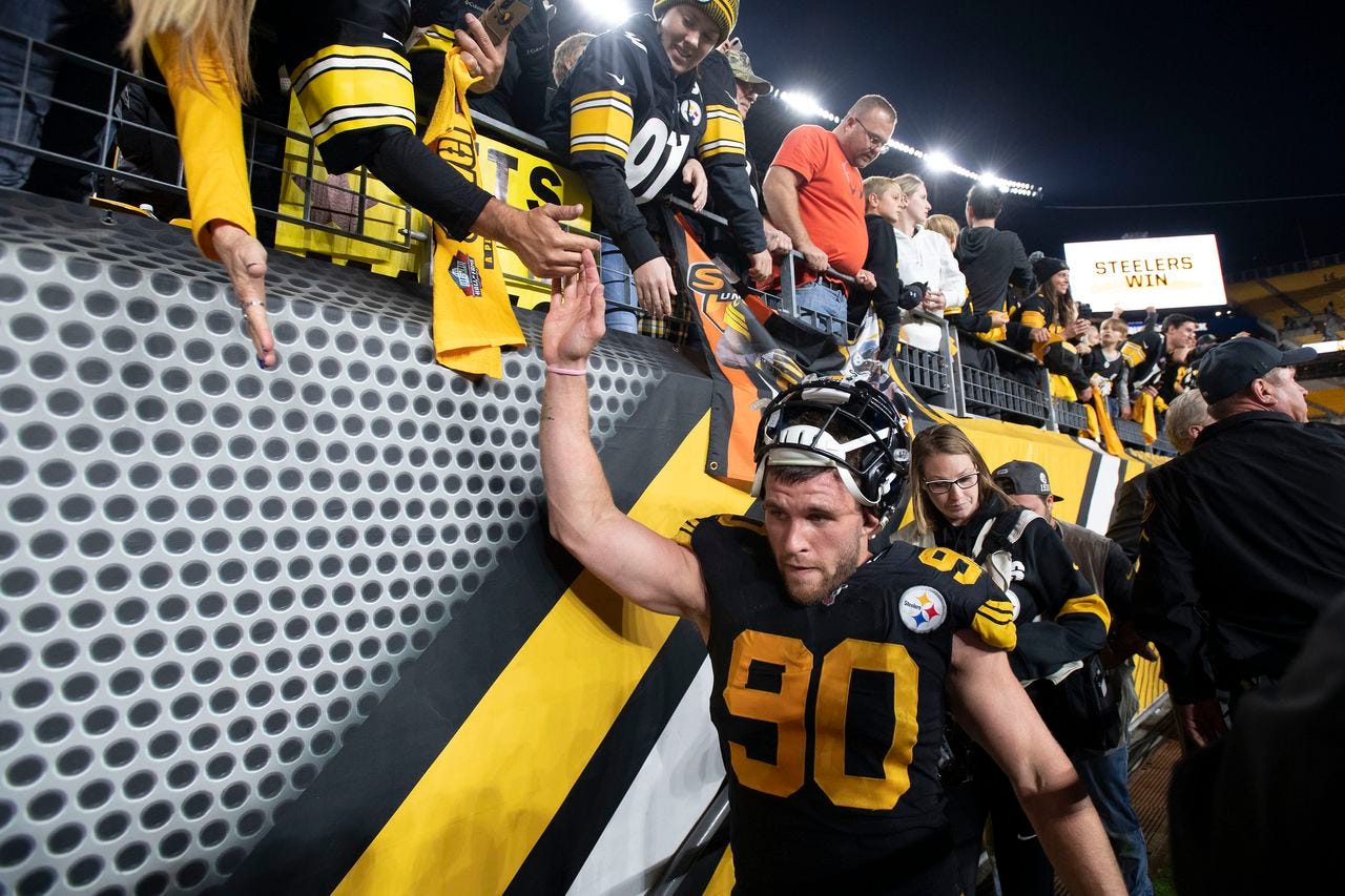 Myles Garrett: Cleveland Browns player hits Steelers' Mason Rudolph with  helmet - BBC Sport