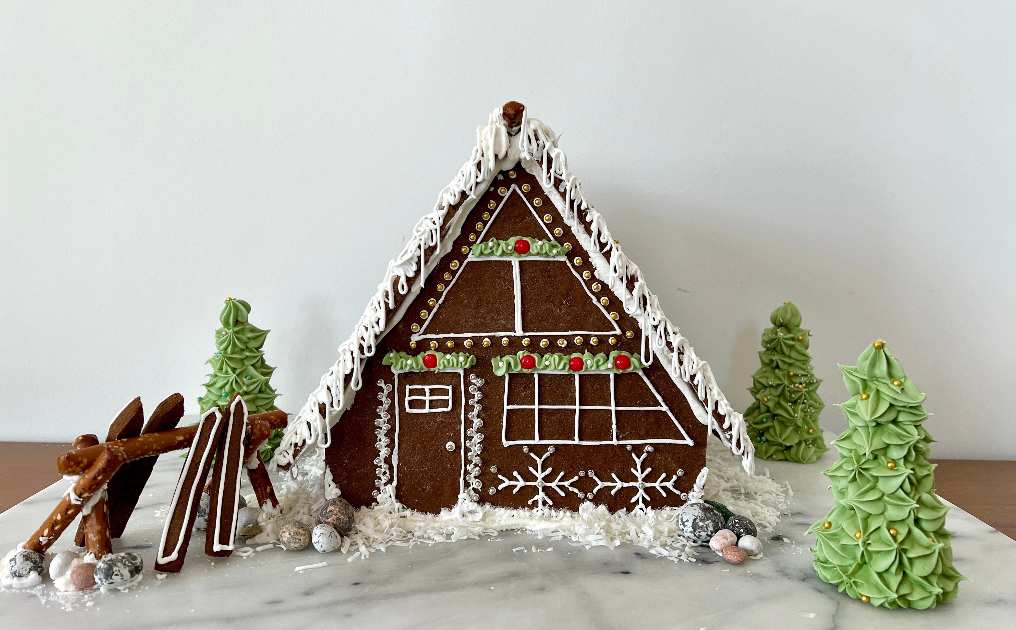 JFF - Starbucks Gingerbread House - Simply Mom Bailey